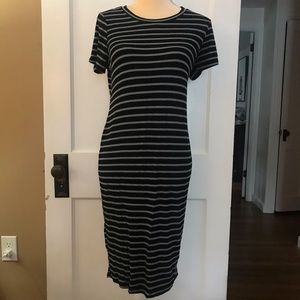 Stretchy crew neck maternity dress